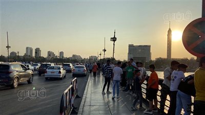 تزايد الإقبال على كورنيش قصر النيل مع غروب شمس رابع أيام العيد (فيديو)