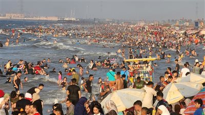 زحام بشاطئ جمصة في رابع أيام عيد الأضحي المبارك..فيديو وصور 