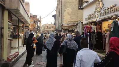 إقبال متوسط على شارع المعز في رابع أيام عيد الأضحى (صور)