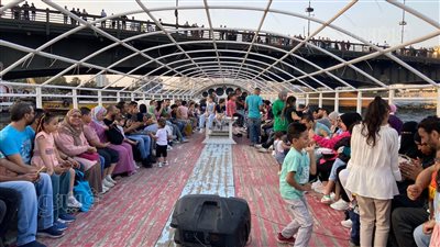 بالرقص والأغاني الشعبية، احتفال المصريين داخل المراكب النيلية في العيد (فيديو)