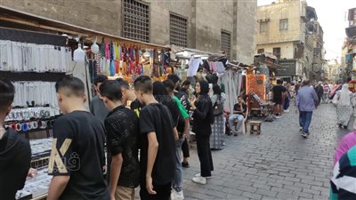 إقبال الأولاد والبنات على الإكسسوارات اليدوية بشارع المعز في العيد (صور)