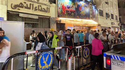 زحام على حفلات العاشرة ومنتصف الليل بسينمات وسط البلد في العيد (فيديو)