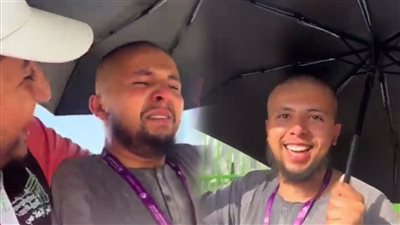  شاب يجهش بالبكاء لانتهاء الحج وفراق مكة ( فيديو)