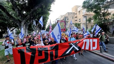 الآلاف يتظاهرون بشوارع تل أبيب رفضا لإصلاحات نتنياهو
