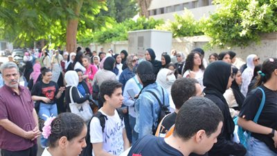 لحظة دخول طلاب الثانوية العامة 2023 إلى اللجان لأداء امتحاني الفيزياء والتاريخ 