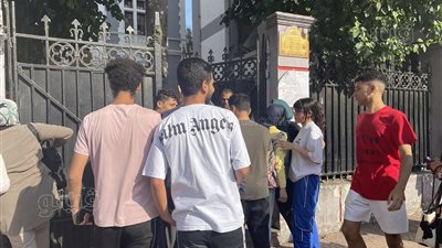 بدء توافد طلاب الثانوية العامة على اللجان لأداء امتحاني الفيزياء والتاريخ (صور)