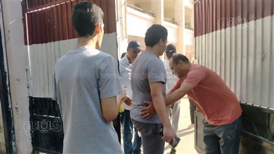 تفتيش طلاب الثانوية العامة بالعصا الإلكترونية قبل دخول اللجان 