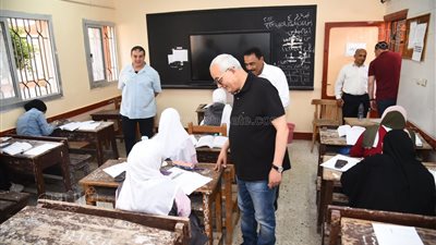 وزير التعليم يطمئن على مستوى امتحاني الفيزياء والتاريخ بمطروح (صور)