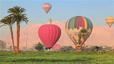 انطلاق رحلات البالون الطائر في سماء الأقصر بعد توقف يومين 