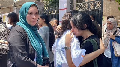 والدة طالبة بعد امتحان الفيزياء: حرام عليكم هنموت، هسفر بنتي تاخد الثانوية العامة من باريس (فيديو) 