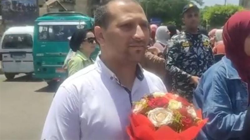 الاب وبوكبه الورد،