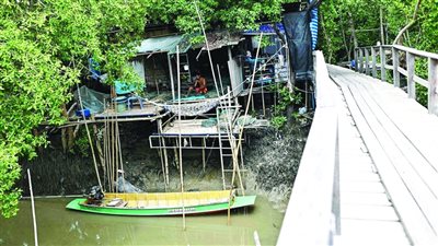 قرية تايلاندية يبتلعها المحيط ببطء، ما القصة ؟