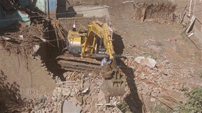 المسئولون عن هدم العقار المنهار بالمنوفية يصعدون في مهمة إنزال 