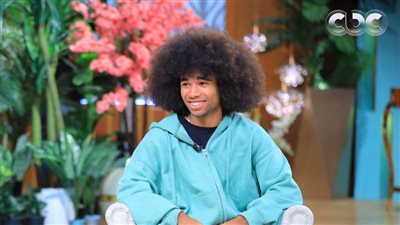 منى الشاذلي تعلم نويل روبنسون اللغة العربية، والبلوجر يكشف سر رقصته الشهيرة (فيديو)