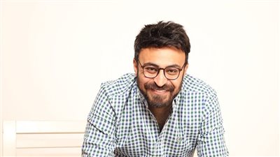 أول صورة للمذيع أحمد يونس بعد خروجه من العمليات 