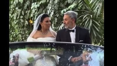 وصلة رقص لـ فتحي عبد الوهاب وشقيقته في حفل زفافها (فيديو)