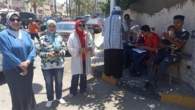 رئيس حي الجمرك بالإسكندرية تتابع سير العمل بمبادرة 