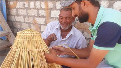 صنايعية جريد النخل بالغربية، عم إبراهيم 40 سنة فى المهنة ويده تتلف فى حرير (فيديو)