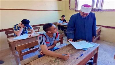 المنطقة الأزهرية بالشرقية: امتحان الفيزياء لم يخرج عن الكتاب المدرسي 
