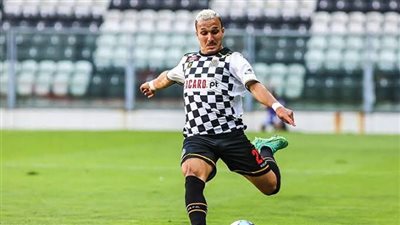 الجزائري يانيس حماش معروض على الأهلي لخلافة معلول 