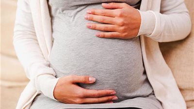 سيدة تدعي الحمل 17 مرة للحصول على إعانات مالية