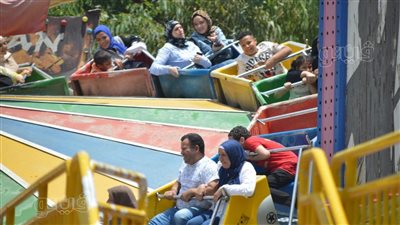 الملاهي تدخل السعادة على الكبير والصغير في حديقة الحيوان (صور)