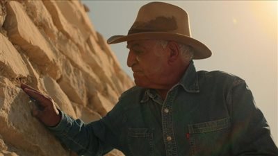 زاهي حواس ممثلًا في فيلم من إنتاج نتفليكس.. المنصة تغازل المصريين بعمل جديد عن الهرم المفقود بعد أزمة كليوباترا