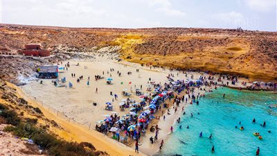 ملتقى العاشقين وجنة المصطافين، شاطئ عجيبة يسحر زوار مطروح (صور) 