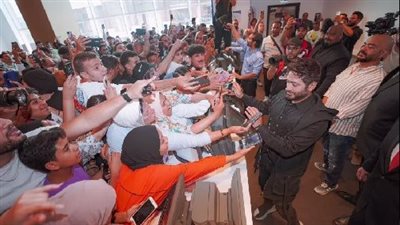 بالأحضان والقبلات، تامر حسني يحتفي مع جمهوره بفيلم تاج بسينما مول مصر (فيديو) 