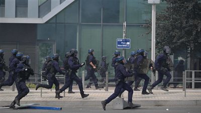 اشتباكات في فرنسا بين الشرطة ومتظاهرين بسبب وفاة رضيعة (فيديو)