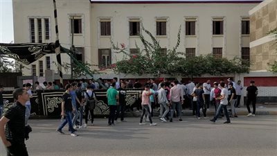 بدء توافد طلاب الثانوية العامة على اللجان لأداء امتحان الاستاتيكا