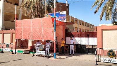 الهدوء يسود محيط لجان امتحانات طلاب الثانوية بمادة الاستاتيكا في الوادي الجديد (صور)