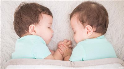 دار الإفتاء توضح حكم فصل التوأمين الملتصقين عند دفنهما في حالة موتهما معًا 