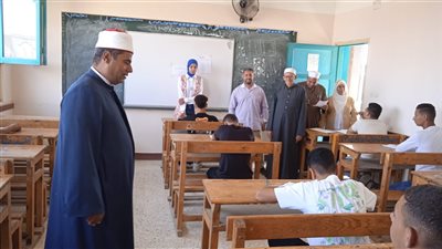 مدير منطقة الإسماعيلية الأزهرية يوصى بتوفير مياه الشرب لطلاب الثانوية (صور) 