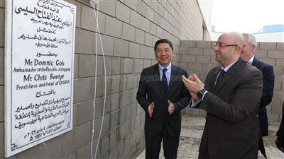 محافظ بني سويف وسفير سنغافورة يفتتحان مصنع نباتات طبية