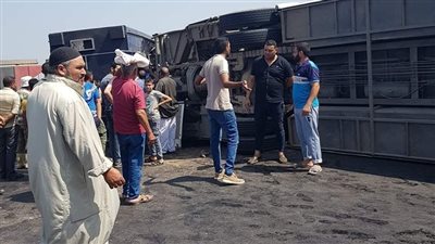 اللقطات الأولى لتصادم 6 سيارات بينها عربة ترحيلات بطريق دمياط - شربين (فيديو)