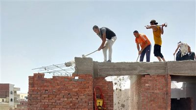 ضبط وإزالة مخالفات بناء عقار بطريق المنصورية بحي الهرم (صور) 