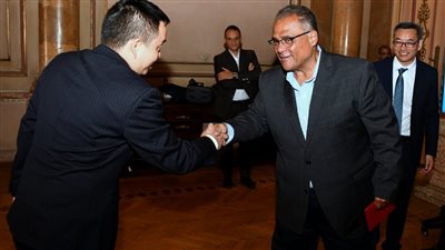 جامعة عين شمس تبحث آفاق التعاون العلمي والتكنولوجي مع وفد صيني 