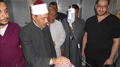 رئيس جامعة سوهاج ووفد أزهري يتابعون حالة طالب الثانوية الأزهرية المصاب في حادث سير (صور) 