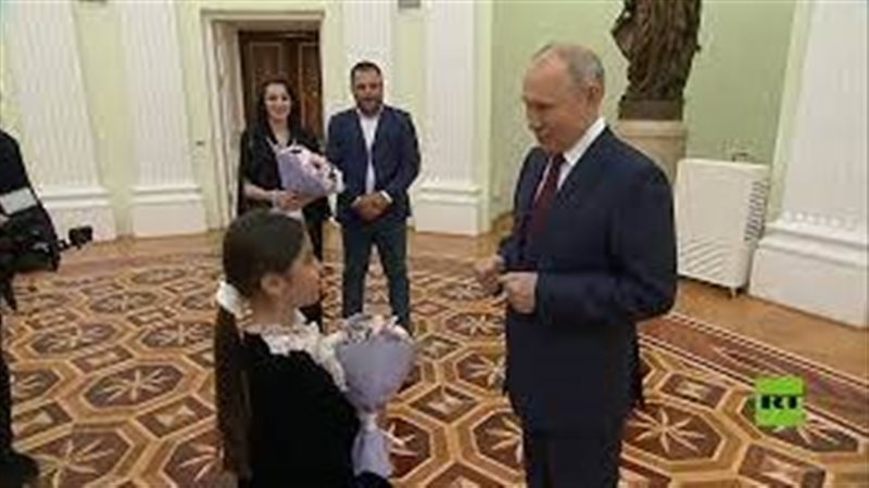 بوتين يستقبل الطفلة