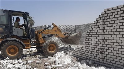 إزالة 17 تعديا على أراض زراعية ومخالفات بناء بأسيوط 
