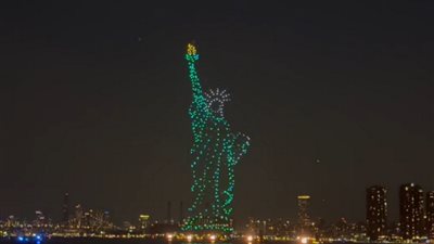 تمثال الحرية يتحرك في نيويورك بمناسبة احتفالات عيد الاستقلال الأمريكي (فيديو)