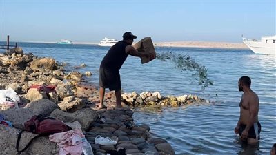 القبض على شخص بعد ساعات من إلقائه زجاجات فارغة بمياه الغردقة