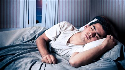 تفسير حلم حضن الميت في المنام وعلاقته بالسفر إلى الخارج 