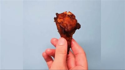 امرأة تتخلص من عظمة دجاج في حلقها بطريقة غريبة