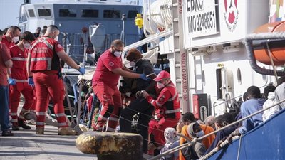 السلطات الإيطالية تنقذ 44 طفلا وامرأة حامل على زورق بصقلية