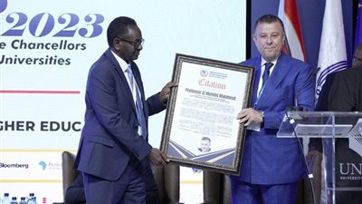 رئيس جامعة عين شمس يحصل على جائزة سفير التعليم العالي بشمال أفريقيا 