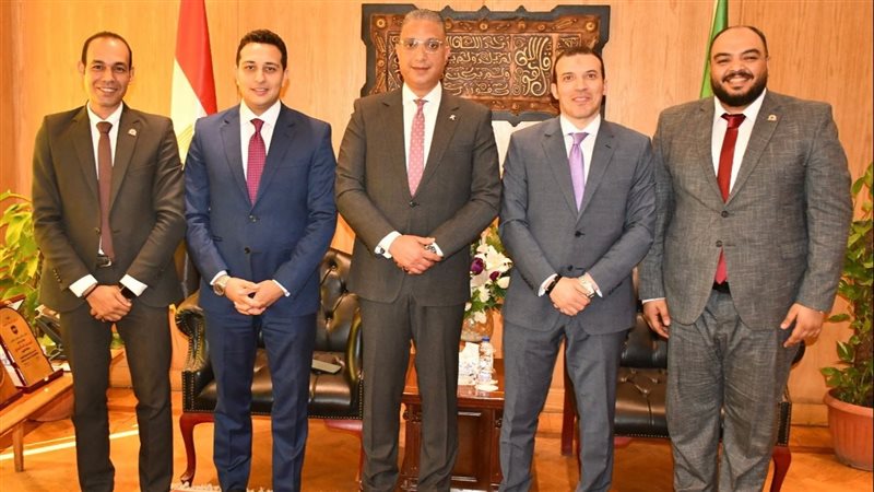 محافظ الفيوم يلتقي