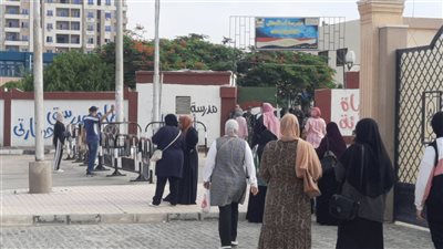 تفتيش طلاب الثانوية العامة بالإسماعيلية قبل أداء امتحان اللغة الإنجليزية (فيديو وصور) 