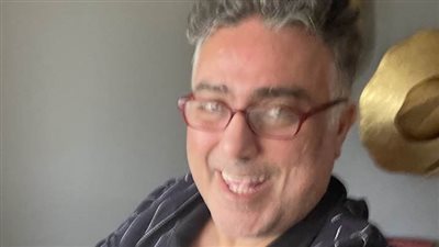 تامر حبيب بعد تعرضه لكسر في اليد: يا ناس يا شر كفاية قر 